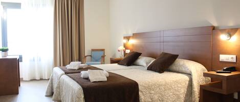 Escritorio, cortinas blackout, wifi gratis y ropa de cama