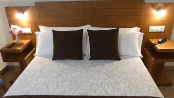 Escriptori, cortines opaques, wifi gratuïta i roba de llit