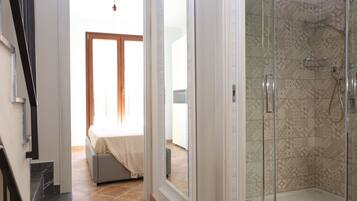 Dusche, Haartrockner, Bidet