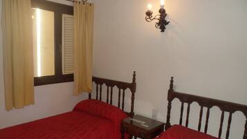 Tomannsrom – basic, 2 enkeltsenger, privat bad | Wi-fi (inkludert) og sengetøy