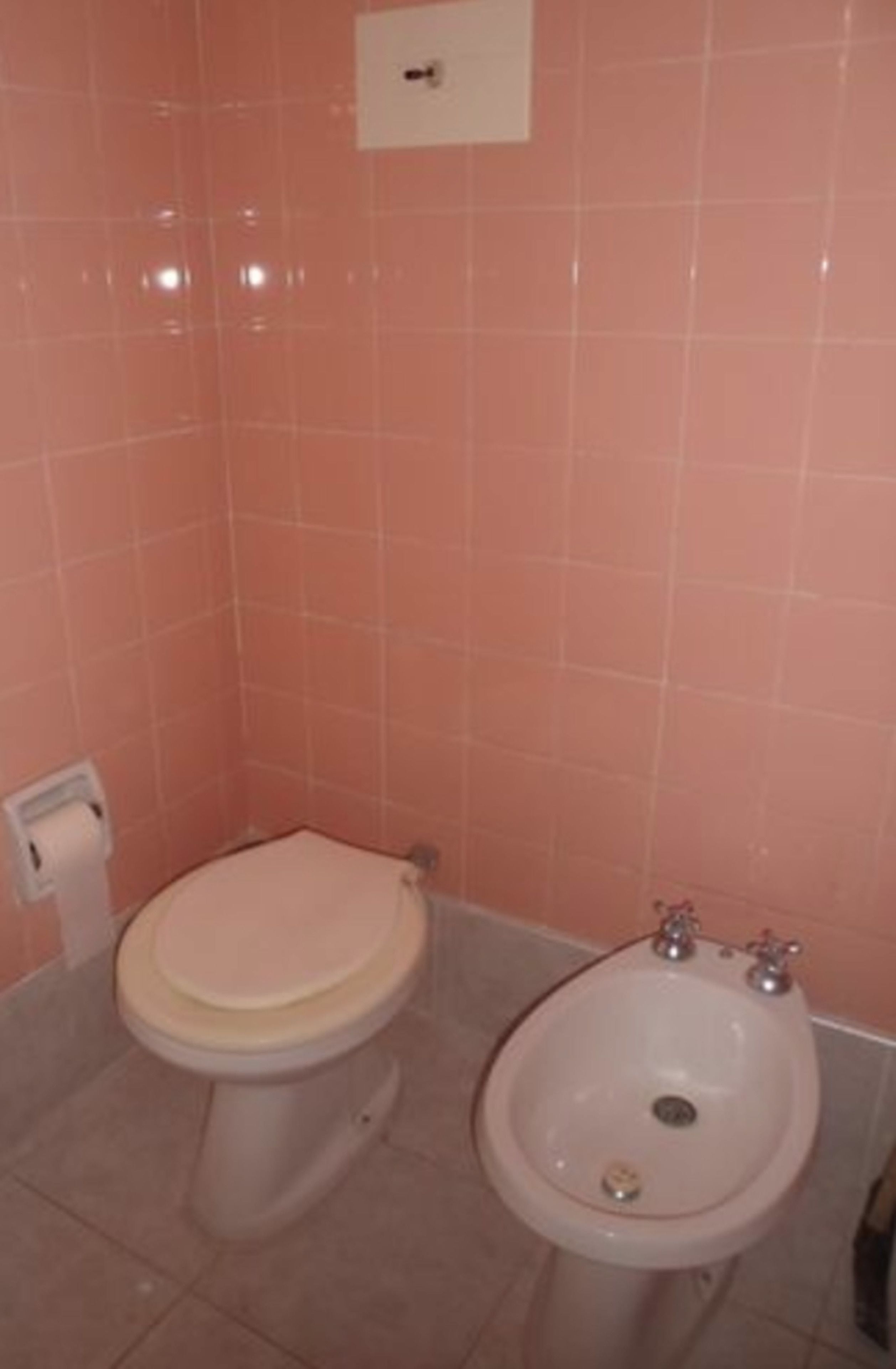 Uma casa de banho com sanita e bidé.