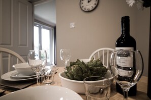 Tabla de planchar con plancha, wifi gratis y ropa de cama 