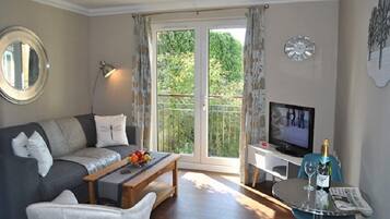 Apartment, 2 Bedrooms (2) | Living room | Flat-screen TV, DVD player