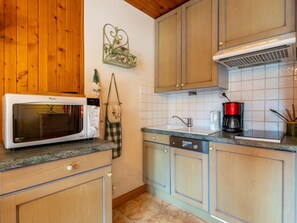 Fridge, oven, dishwasher, coffee/tea maker