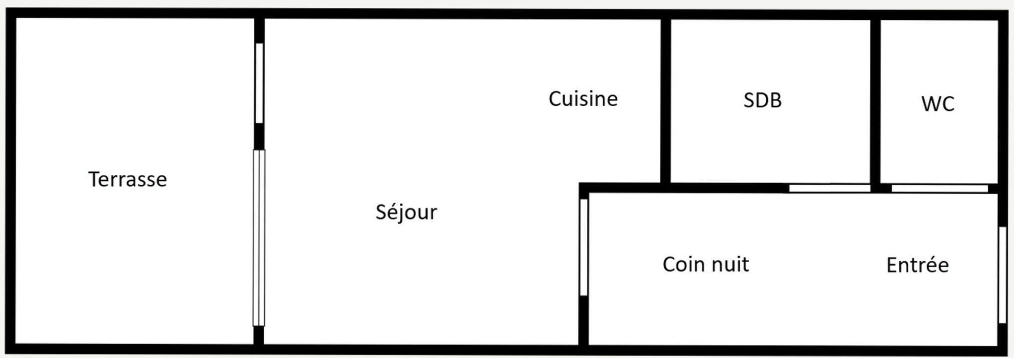 Hotellihuoneen pohjaratkaisu, jossa on terassi, oleskelualue, keittiö, oma kylpyhuone ja sisäänkäynti.