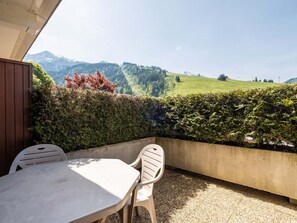 Outdoor dining - Renovated 3* studio in La Clusaz with south terrace (La Clusaz)