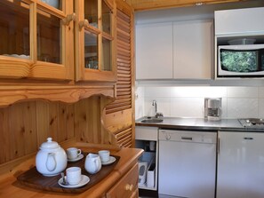 Réfrigérateur, micro-ondes, plaque de cuisson, lave-vaisselle