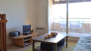 TV - Triple-Level Holiday Home in Banyuls-sur-Mer: Terrace, Near Beach, Parking (Banyuls-sur-Mer)