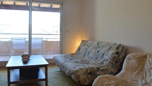 TV - Triple-Level Holiday Home in Banyuls-sur-Mer: Terrace, Near Beach, Parking (Banyuls-sur-Mer)