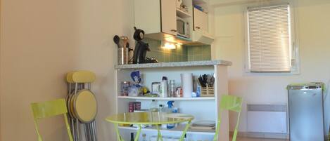 Refrigerador, microondas, placa de cocina