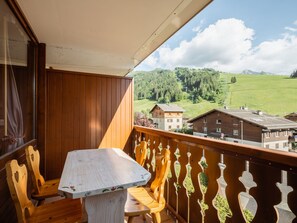 Outdoor dining - Renovated studio near slopes & shops, includes garage (La Clusaz)