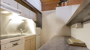 A compact kitchen with a dishwasher, a sink, and a countertop. - Spacious 3-bedroom apartment near slopes, pets allowed, parking (La Clusaz)