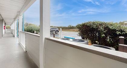 Modern studio with pools, sports courts, a gym & easy beach access
