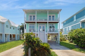 Exterior - Charming cottage with deck, beach access, pools, and hot tub (Fort Morgan)