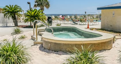 NEUE AUFLISTUNG! Moderne Strand-Flucht mit geteiltem Whirlpool, Fitnessraum und Pools