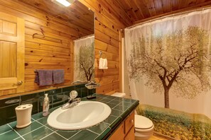 Towels - Dog-friendly cabin in the woods with Gas fireplace & two decks (Ellijay)