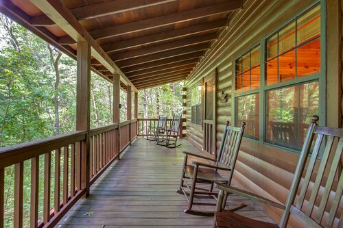 Dog-friendly cabin in the woods with Gas fireplace & two decks