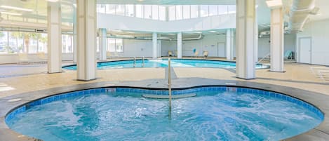 Innendørsbasseng og et oppvarmet basseng