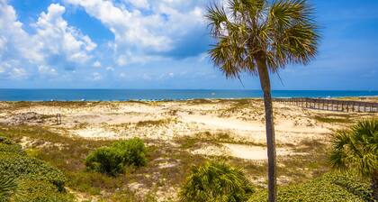 Ocean View Waterfront Condo w/ Shared Pool & Saunas - Near the Beach