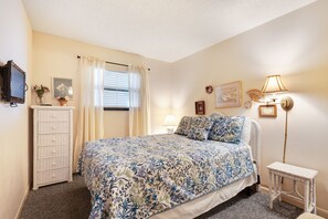 1 bedroom, iron/ironing board, Internet, bed sheets - Waterfront Gulf condo with beach access, shared pool (Fort Morgan)