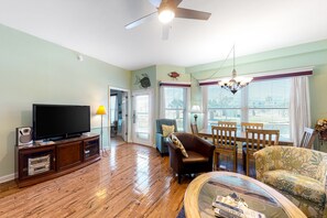 TV, books, stereo - Updated, waterfront condo with Gulf views, indoor/outdoor pools, sauna & gym (Fort Morgan)