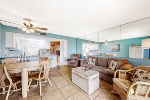 TV, DVD player, books - Ground-floor condo with entertainment, shared pool, hot tub - near beach (Fort Morgan)