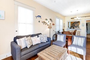 TV - Snowbird Friendly home, kitchen with pass-through bar - large backyard, dogs OK (Galveston)