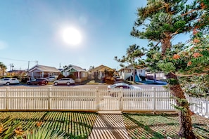 Property grounds - Snowbird Friendly home, kitchen with pass-through bar - large backyard, dogs OK (Galveston)