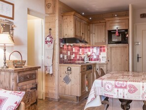 Kühlschrank, Mikrowelle, Herdplatte, Geschirrspüler