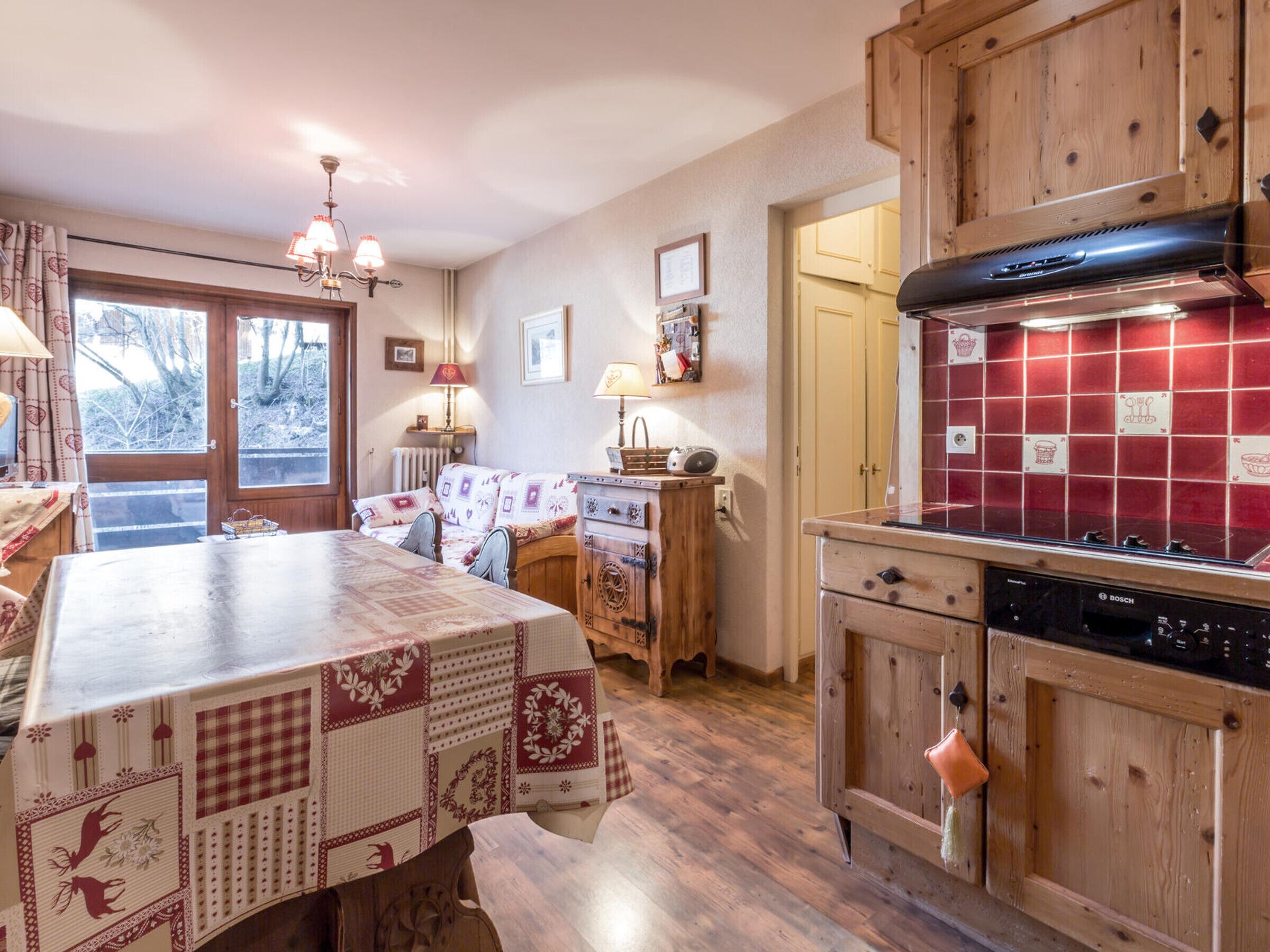 Réfrigérateur, micro-ondes, plaque de cuisson, lave-vaisselle