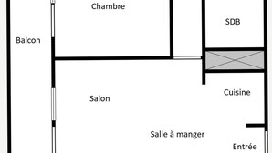 Een plattegrond met een balkon, een salon, een eetkamer, een keuken, een badkamer en een inkom.