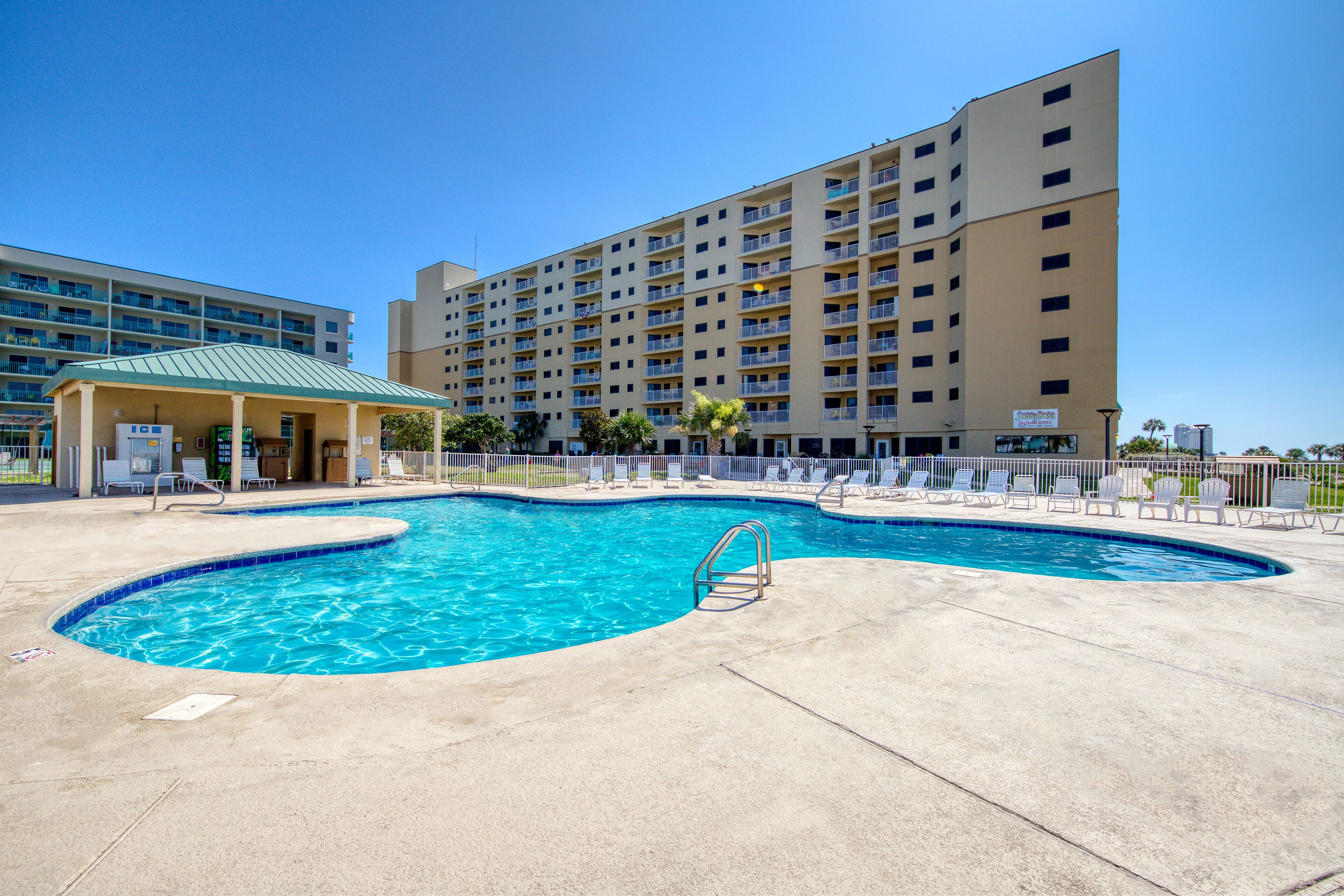 Snowbird-friendly waterfront condo with shared pool & hot tub