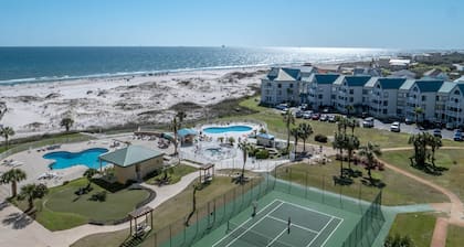 Beachfront condo at Plantation Dunes w/balcony, pools, gym & sauna