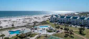 Beachfront condo at Plantation Dunes w/balcony, pools, gym & sauna