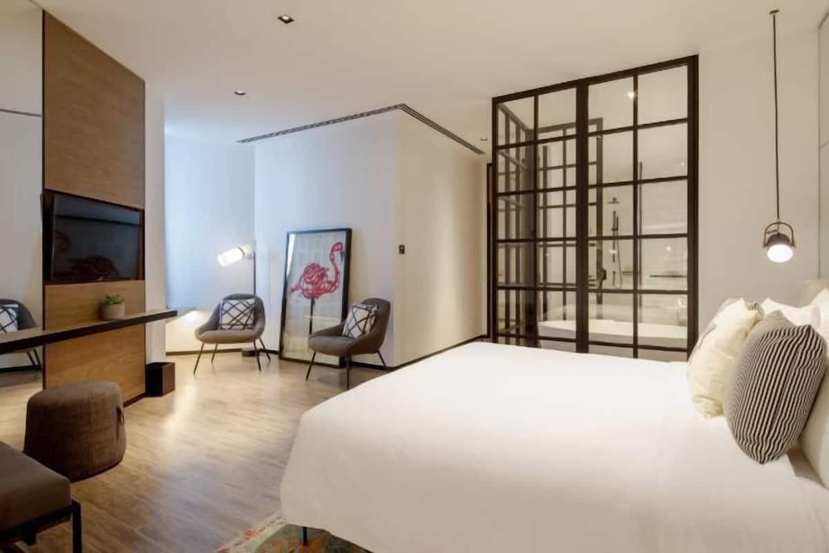 Luxe beddengoed, donzen dekbedden, een minibar, een kluis op de kamer