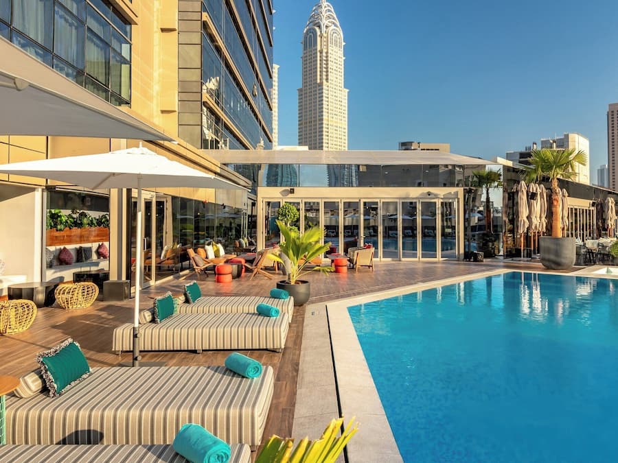 Utendørsbasseng, bassengparasoller og solsenger