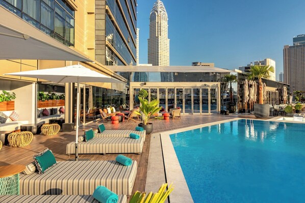 Outdoor pool, pool umbrellas, sun loungers