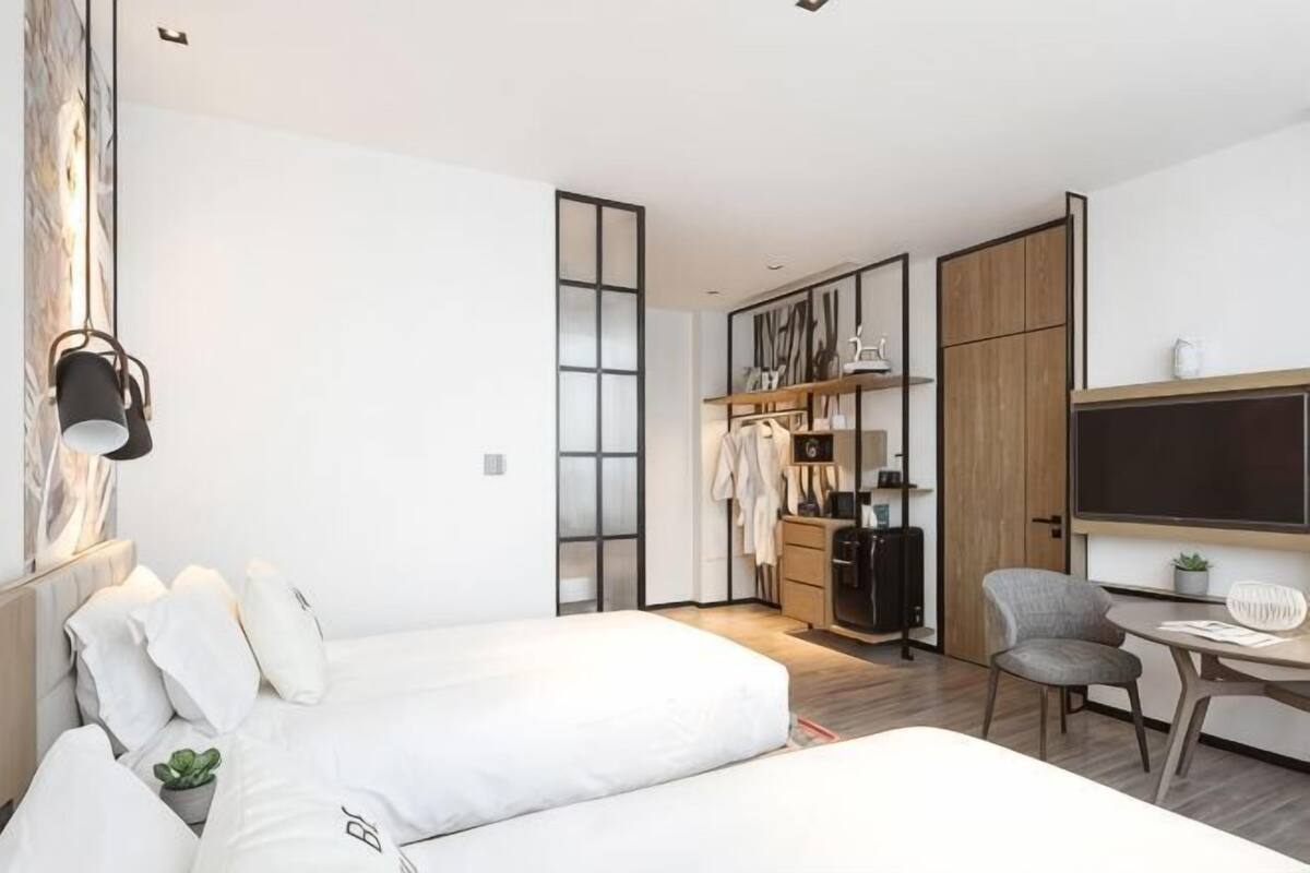 Premium bedding, down comforters, minibar, in-room safe