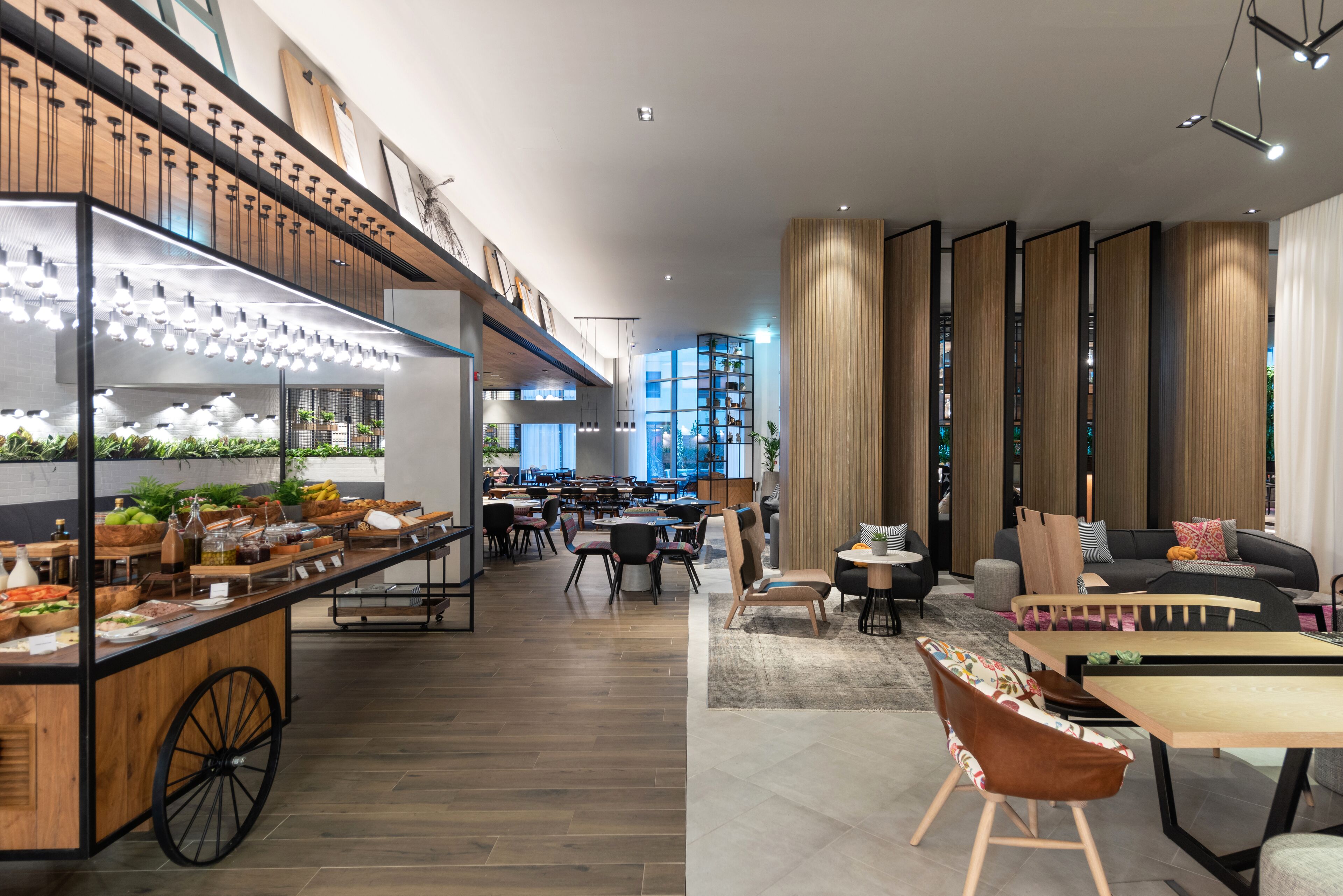 Café da manhã com buffet todos os dias (AED 90 por pessoa) 