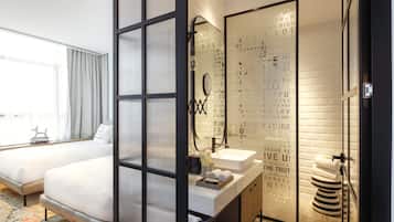 Værelse (Popular) | Badeværelse | Bruser, gratis toiletartikler, hårtørrer, badekåber