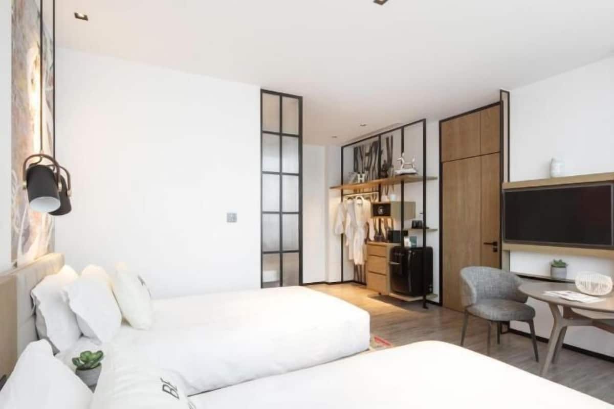 Luxe beddengoed, donzen dekbedden, een minibar, een kluis op de kamer