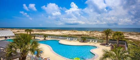 Innendørsbasseng og et oppvarmet basseng