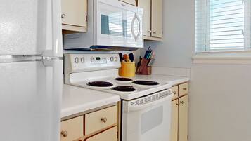 Een koelkast, een magnetron, een oven, een kookplaat