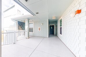 Property grounds - Dog-friendly condo with pool, hot tub & ocean views (Galveston)