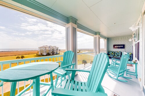 Dog-friendly condo with pool, hot tub & ocean views