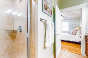 Amenidades de baño gratuitas, secadora de cabello, toallas 