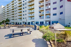 Outdoor dining - Charming third-floor condo with WiFi, beach access, Central AC, full kitchen (Fort Morgan)