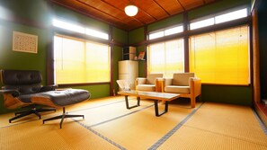 Casa familiar | Sala de estar | Una televisión de pantalla plana, una consola de videojuegos, Netflix