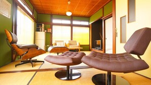 A room with a tatami mat floor, a wooden ceiling, and a television in the corner. - Super Tomato House Takayama (Takayama)