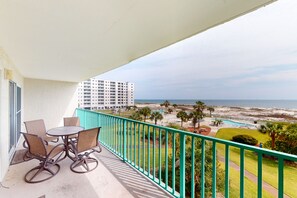 Outdoor dining - Waterfront Plantation Palms condo with shared pool & hot tub, walk to beach (Fort Morgan)